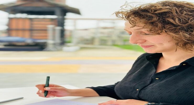 Tiyatronun Genç Yazar Yıldızı: Zeynep Yıldırım Sanat Dünyasında Parlıyor