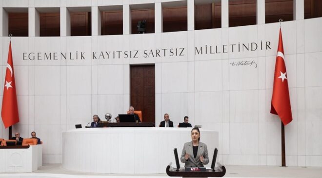 DİJİTAL BAĞIMLILIK ALARM VERİYOR: SORUN YASAKLA DEĞİL, BİLİNÇLE ÇÖZÜLÜR”