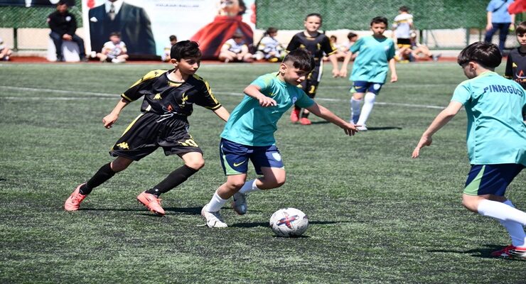 Minik Sporcular Çocuk Bayramında Futbol Şöleni Yaşattılar