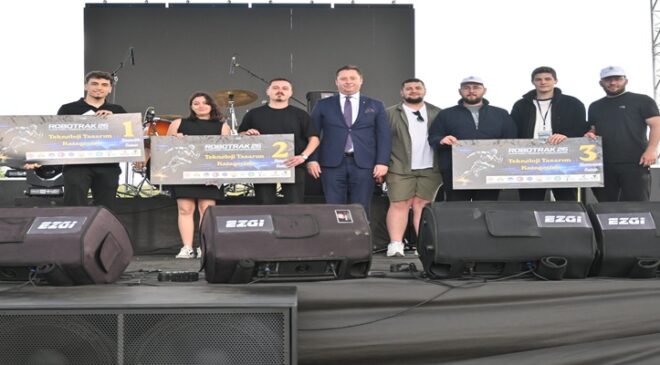 Kırklareli TSO Meclis Başkanı İsmail Hakkı Özsan, “Teknoloji Tasarım Projeleri Yarışmaları Üniversite Kategorisi”nde dereceye girenlere ödüllerini verdi