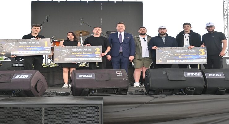 Kırklareli TSO Meclis Başkanı İsmail Hakkı Özsan, “Teknoloji Tasarım Projeleri Yarışmaları Üniversite Kategorisi”nde dereceye girenlere ödüllerini verdi