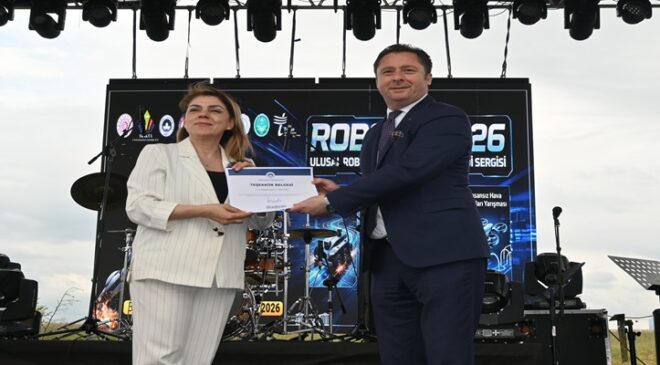 Kırklareli Üniversitesi Rektörü Prof. Dr. Rengin Ak, “Teşekkür Belgesi”ni Kırklareli TSO Meclis Başkanı İsmail Hakkı Özsan’a Takdim Etti