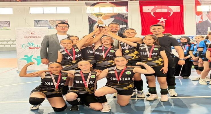 Okul Sporları Voleybol Küçüklerde Ergene Şampiyonu Vakıflar Ortaokulu