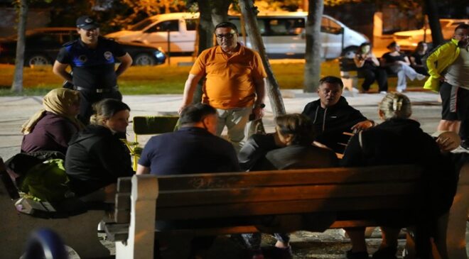 Başkan Sarıkurt Parklarda Vatandaşlarla ve Gençlerle Buluştu