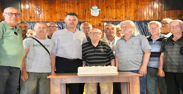 Başkan Sarıkurt “Yaşayan Çınarlar” ile Babalar Günü Programında Bir Araya Geldi (7)