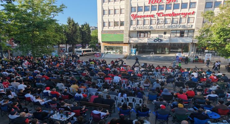 Çorlu Cumhuriyet Meydanı’nda Millî Takım İçin Tek Yürek Oldu