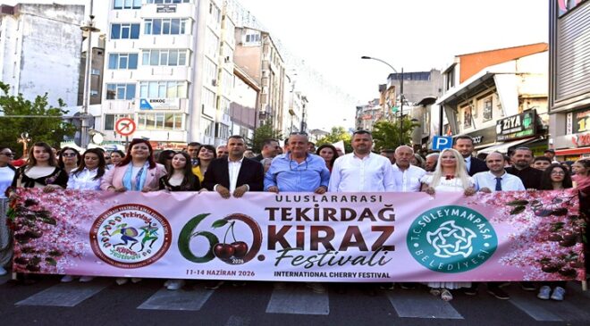 Kiraz Festivali Kortejinde İnsan Seli