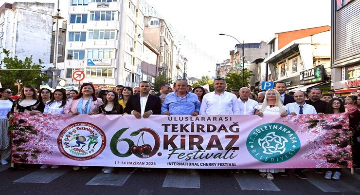 Kiraz Festivali Kortejinde İnsan Seli