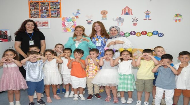 BAŞKAN MÜGE YILDIZ TOPAK, ÖĞRENCİLERİN KARNE COŞKUSUNA ORTAK OLDU