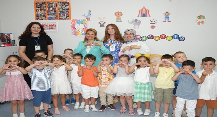 BAŞKAN MÜGE YILDIZ TOPAK, ÖĞRENCİLERİN KARNE COŞKUSUNA ORTAK OLDU
