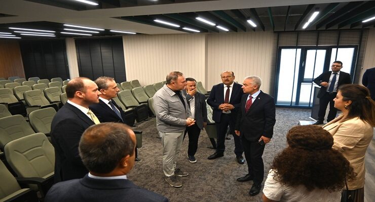 Kırklareli Valisi Uğur Turan ile beraberindekiler, Kırklareli TSO’nun “Çok Amaçlı Konferans Salonu”nu gezdi