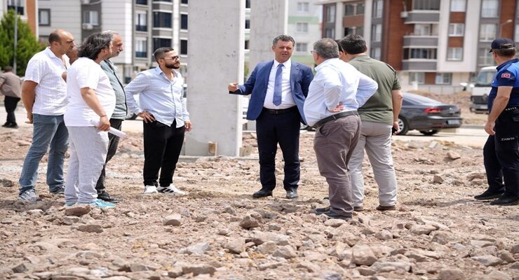 Başkan Sarıkurt’tan Pazartesi Pazarı İncelemesi