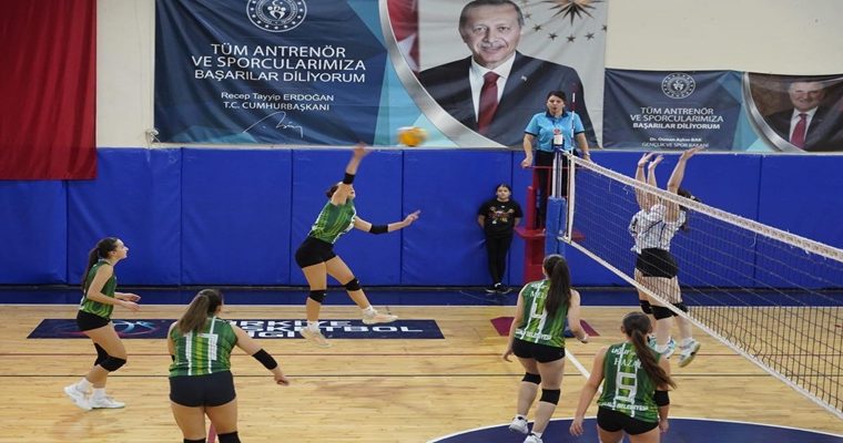 ÇBSK Voleybol Takımı Sezona Galibiyetle Başladı (7)