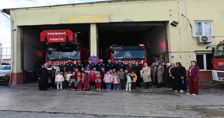 MİNİKLER İTFAİYECİLİK HAFTASI’NDA HEM EĞLENDİ HEM ÖĞRENDİ (1)