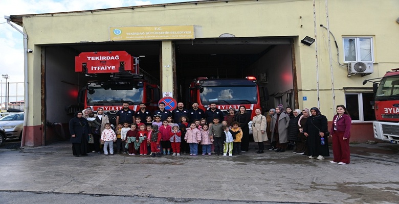 MİNİKLER İTFAİYECİLİK HAFTASI’NDA HEM EĞLENDİ HEM ÖĞRENDİ (1)